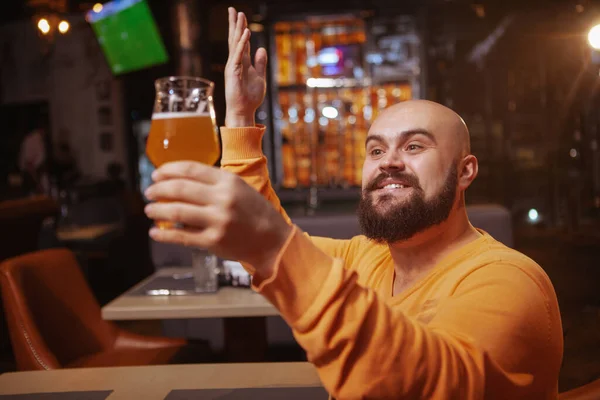Aufgeregter Bärtiger Mann Der Sein Bier Lobt Glücklicher Mann Blickt — Stockfoto