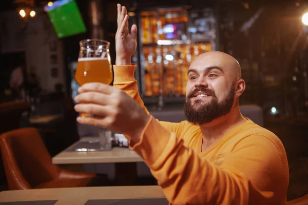 Emozionato Uomo Barbuto Lodando Sua Birra Uomo Felice Guardando Con — Foto Stock