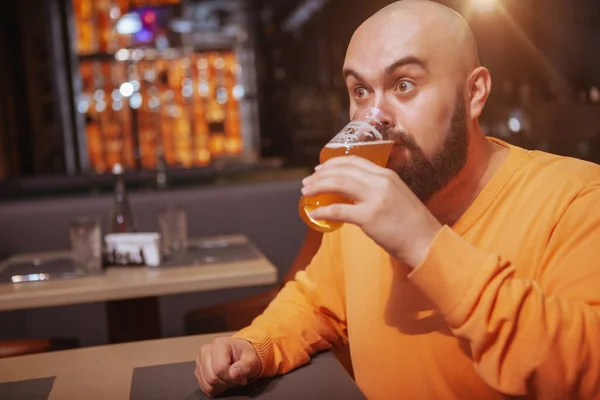 Kale Man Kijkt Overweldigd Drinkt Heerlijk Bier Pub Volwassen Man — Stockfoto