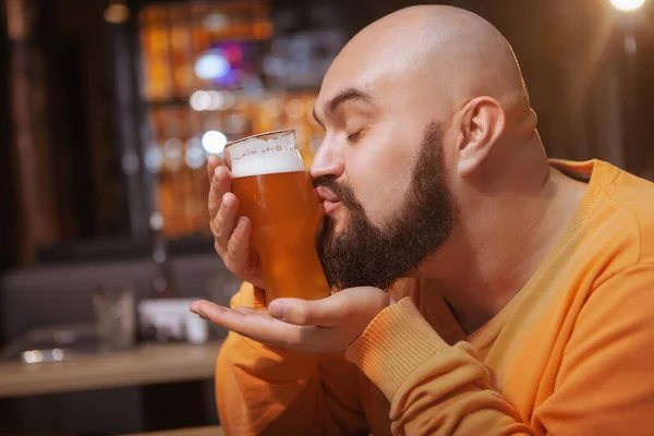 Close Van Een Bebaarde Man Zoenen Glas Heerlijk Bier Pub — Stockfoto