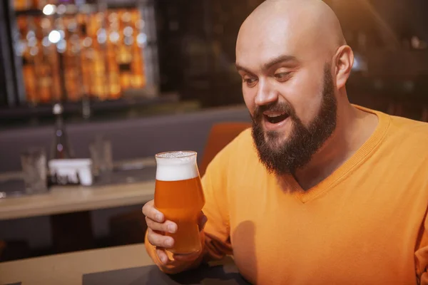 Uomo Eccitato Guardando Suo Bicchiere Birra Spazio Copia Birreria Concetto — Foto Stock