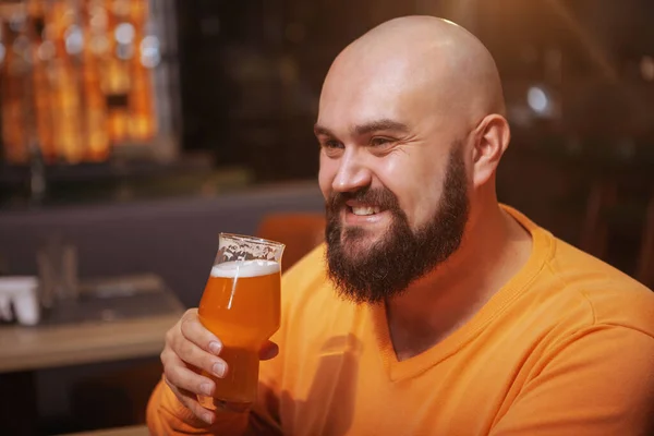 Homem Careca Barbudo Atraente Sorrindo Tomando Copo Cerveja Pub — Fotografia de Stock