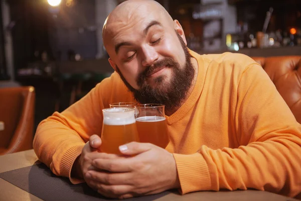 Очаровательный Молодой Человек Улыбается Закрытыми Глазами Обнимая Кружки Пива Счастливчик — стоковое фото