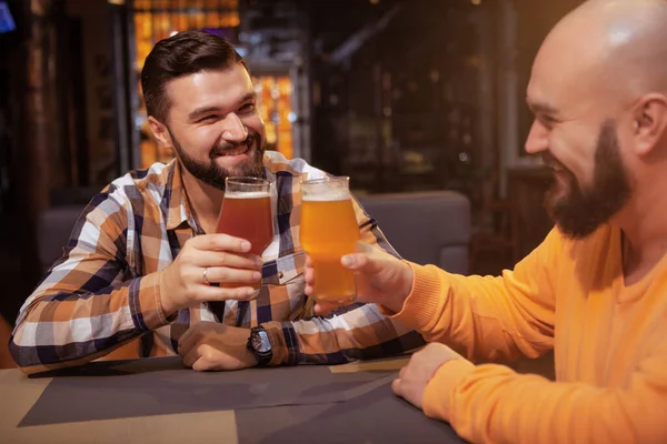 Fröhliche Männerfreunde Klimpern Mit Ihren Biergläsern Feiern Der Kneipe — Stockfoto