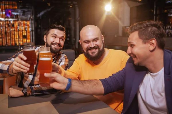 Tre Amici Maschi Ridono Accarezzando Loro Bicchieri Birra Insieme Pub — Foto Stock