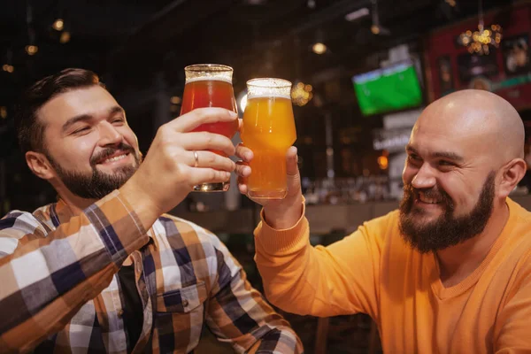 Glückliche Männliche Freunde Lachen Und Stoßen Mit Ihren Bierkrügen Schöne — Stockfoto