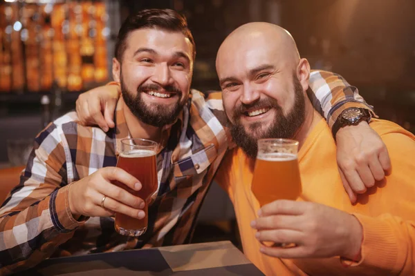 Zwei Gut Gelaunte Männliche Freunde Umarmen Sich Trinken Gemeinsam Bier — Stockfoto