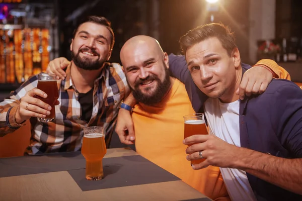 Groep Gelukkige Mannelijke Vrienden Glimlachend Naar Camera Terwijl Samen Bier — Stockfoto