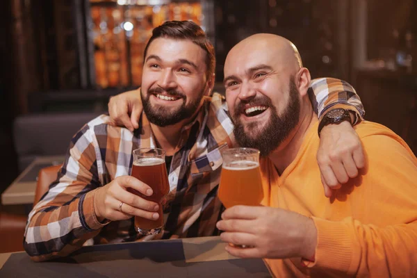 Glücklicher Bärtiger Mann Der Mit Seinem Besten Freund Bier Trinkt — Stockfoto