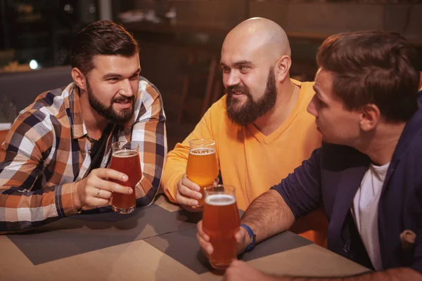 Männliche Freunde Unterhalten Sich Der Bar Männergruppe Plaudert Beim Gemeinsamen — Stockfoto