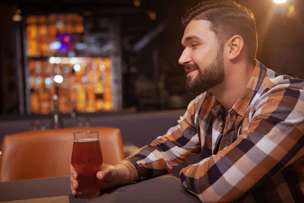 Profilbild Eines Gutaussehenden Bärtigen Mannes Der Fröhlich Lächelt Leckeres Craft — Stockfoto