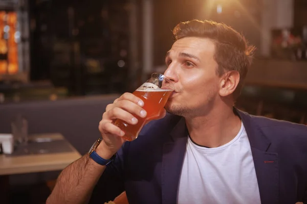 Knappe Zakenman Ontspannen Bier Pub Werkdag Aantrekkelijke Elegante Man Nippend — Stockfoto