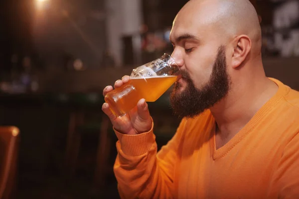 Primo Piano Uomo Barbuto Che Diverte Bere Deliziosa Birra Fresca — Foto Stock