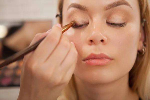 Recortado Primer Plano Artista Maquillaje Profesional Aplicando Sombra Ojos Los — Foto de Stock