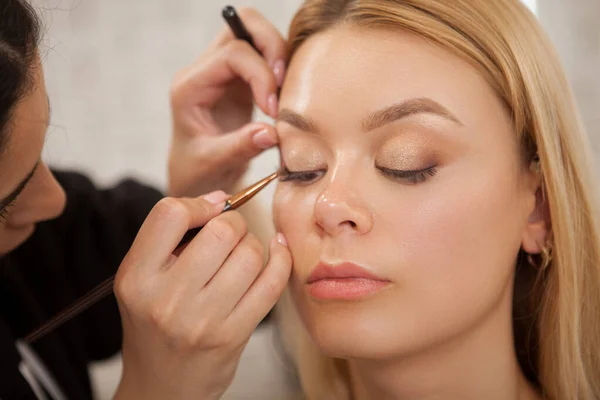 Artista Maquillaje Irreconocible Aplicando Sombra Ojos Los Párpados Una Mujer — Foto de Stock