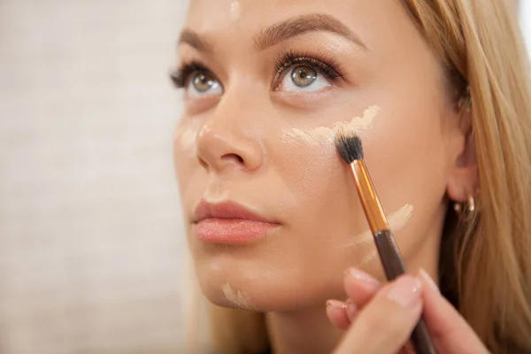 Primer Plano Maquillador Que Aplica Corrector Líquido Iluminador Cara Del — Foto de Stock
