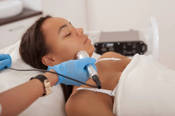 Beautiful Young African Woman Getting Facial Hardware Cosmetology Treatment Beautician — Stock Photo, Image