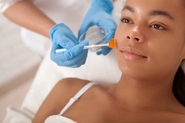 Schnappschuss Einer Reizenden Jungen Afrikanerin Beim Gesichtspeeling Der Kosmetologie Klinik — Stockfoto