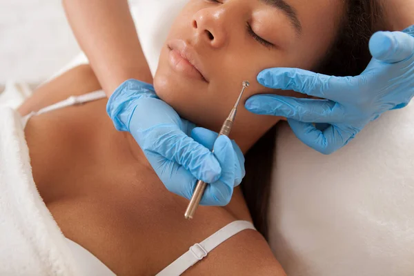 Attractive African Woman Getting Pimples Blackheads Removed Professional Cosmetician — Stock Photo, Image