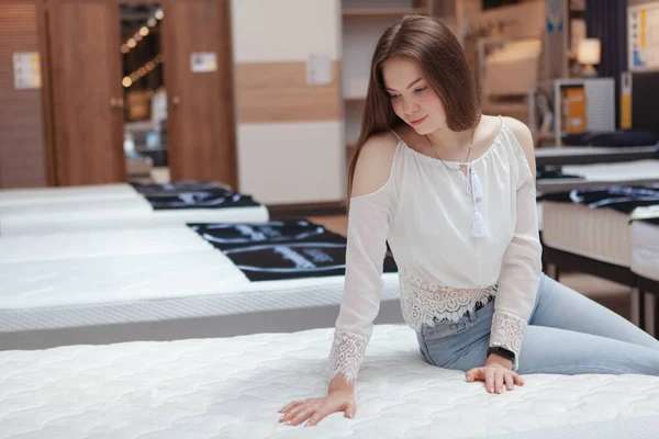 Adorável Jovem Mulher Escolhendo Colchão Ortopédico Para Comprar — Fotografia de Stock