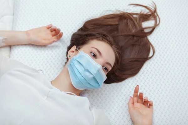Close Woman Wearing Medical Protective Mask Lying Orthopedic Bed — Stock Photo, Image