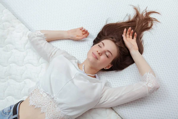 Vista Superior Una Hermosa Mujer Joven Disfrutando Sueño Saludable Cama — Foto de Stock