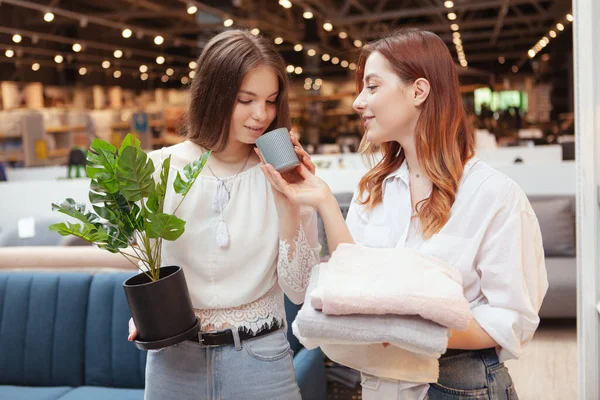 Amigos Hembras Oliendo Vela Perfumada Tienda Muebles — Foto de Stock