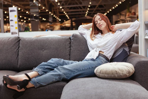 Jeune Femme Détendue Assise Sur Nouveau Canapé Dans Magasin Meubles — Photo