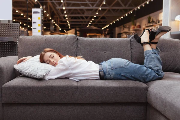 Foto Completa Una Mujer Joven Durmiendo Sofá Una Tienda Muebles — Foto de Stock