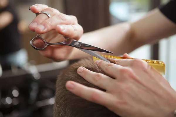 在工作中用剪刀把理发师关起来 给男性顾客一个新的发型 — 图库照片