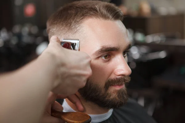一个帅哥在理发店剪新发型的特写镜头 — 图库照片