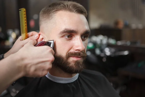 Close Handsome Bearded Man Getting His Hair Trimmed Professional Barber — Stock Photo, Image