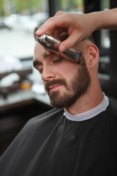 Vertical Close Man Getting His Beard Trimmed Professional Barber — Stock Photo, Image