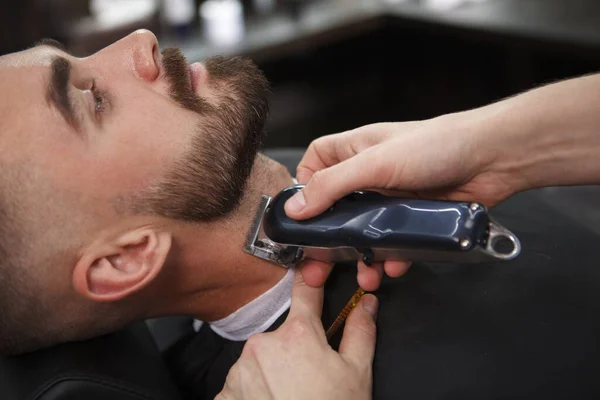 一个英俊的大胡子男人在理发店里把他的胡子弄得像个样子 — 图库照片