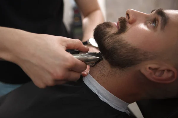 Cropped Close Bearded Handsome Man Relaxing Barbershop While Barber Trimming — Stock Photo, Image