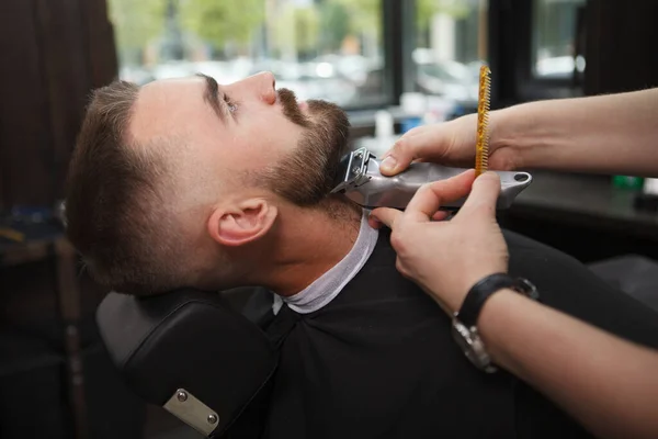 Чоловік Клієнт Розслабляється Час Професійний Перукар Обрізає Бороду — стокове фото