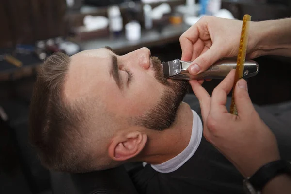 Unrecognizable Barber Usingelectric Clipper Trimming Moustache Male Client — Stock Photo, Image