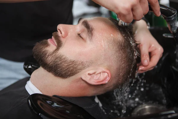 Чоловік Поклав Волосся Перукарню — стокове фото