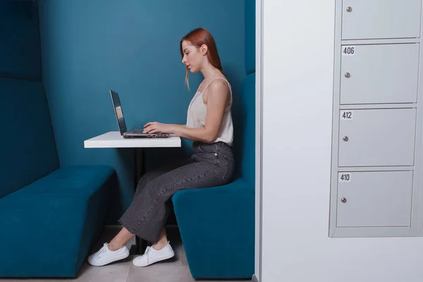 Mujer Joven Trabajando Computadora Portátil Una Moderna Oficina Trabajo Espacio — Foto de Stock