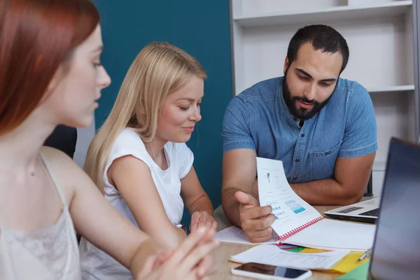 Des Jeunes Entrepreneurs Joyeux Qui Aiment Travailler Ensemble Sur Projet — Photo