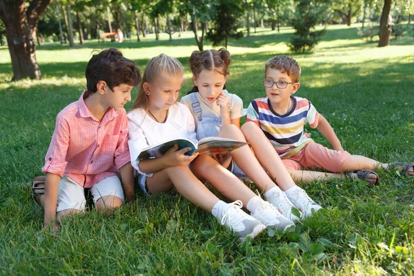 Group Kids Reading Book Together Outdoors Park — Stock Photo, Image