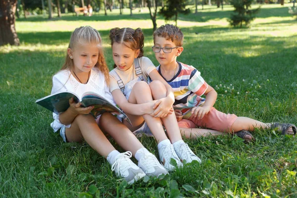 Three Children Reading Book Together Grass Park — Stock Photo, Image