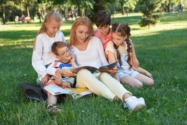 Group Little Kids Enjoying Lesson Outdoors Park Favorite Teacher — Stock Photo, Image