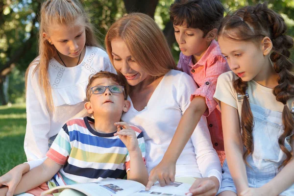 Krásná Krásná Žena Těší Čtení Pro Své Studenty Venku Parku — Stock fotografie