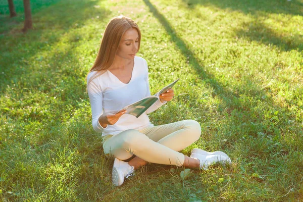 Charming Woman Reading Book Outdoors Sunset — Stock Photo, Image