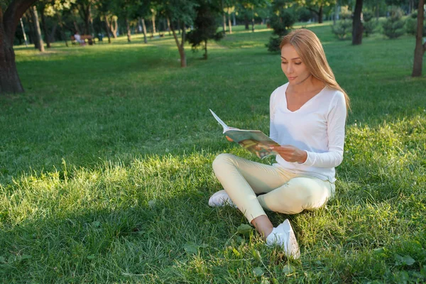 Beautiful Woman Reading Book Sitting Grass Copy Space — Stock Photo, Image