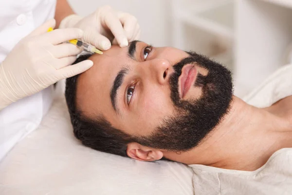 Homem Barbudo Recebendo Injeções Preenchimento Facial Por Cosmetologista — Fotografia de Stock