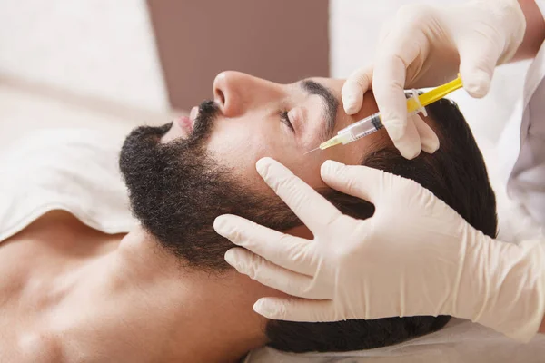 Homem Barbudo Recebendo Tratamento Preenchimento Facial Rugas Por Esteticista — Fotografia de Stock