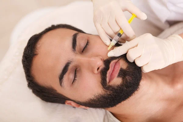 Visão Superior Perto Homem Barbudo Recebendo Preenchimento Facial Injetado Pelo — Fotografia de Stock