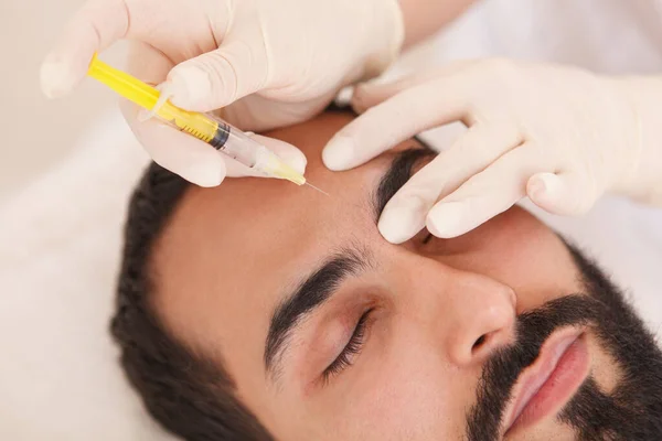 Cultivado Perto Esteticista Injetando Preenchimento Facial Rugas Testa Cliente Masculino — Fotografia de Stock